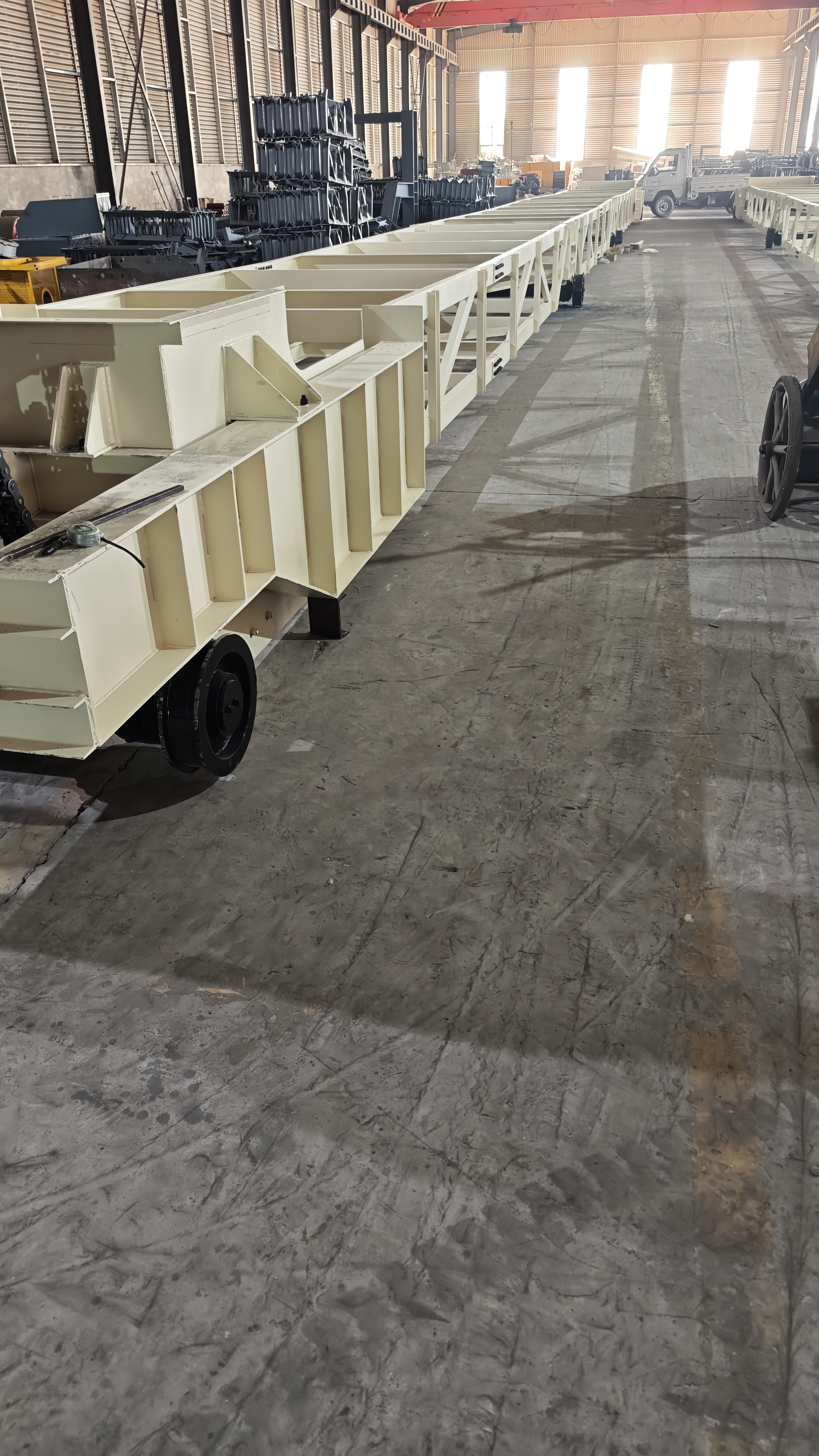Overall workshop view of the reversible belt conveyor.