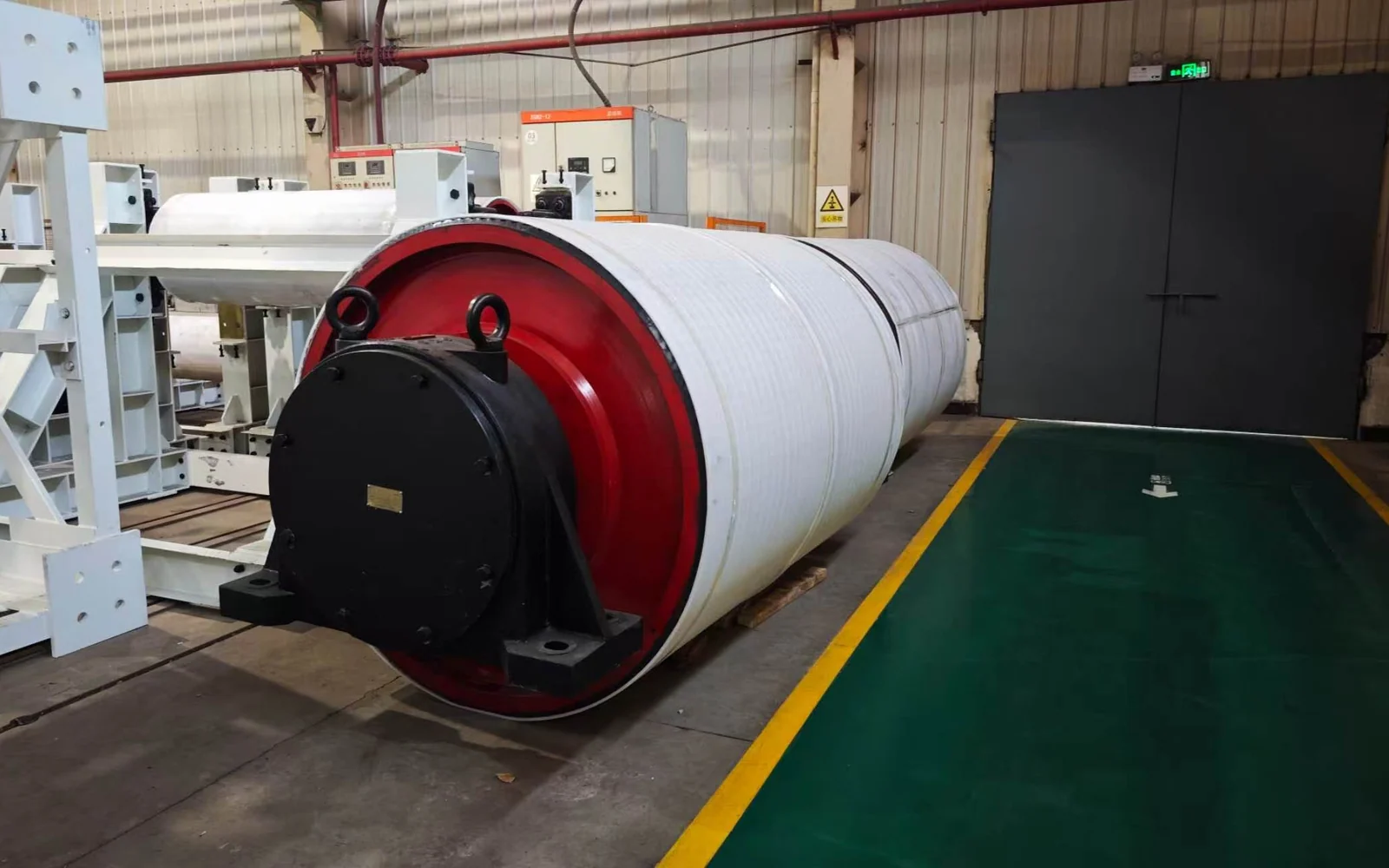 Large conveyor pulley during workshop production