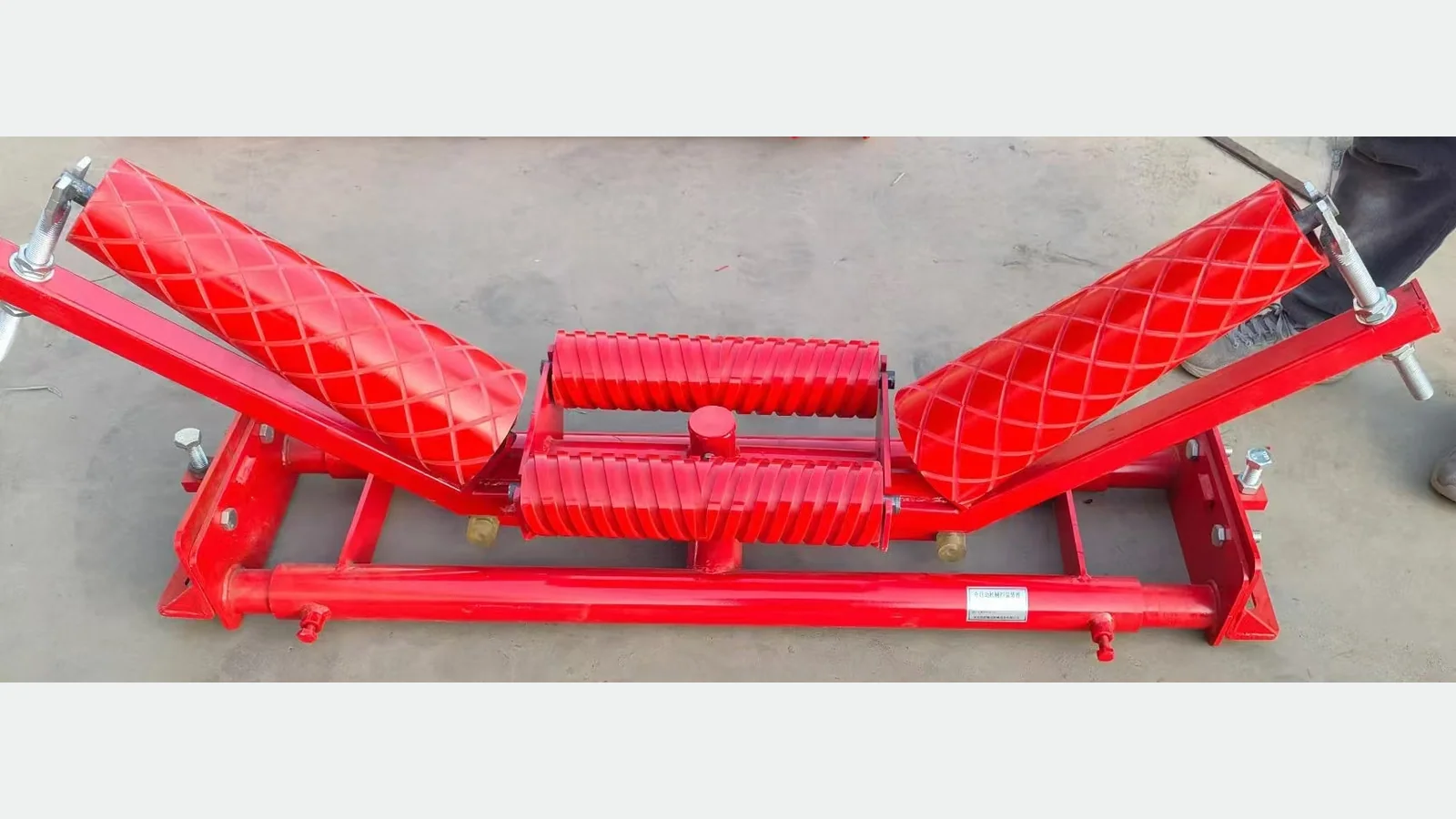 Mechanical troughing belt tracking assembly